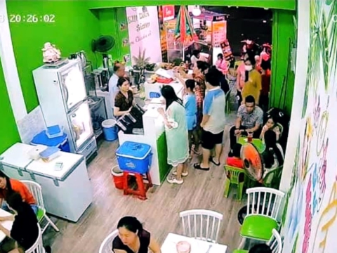 Khách hàng tại chi nhánh mới